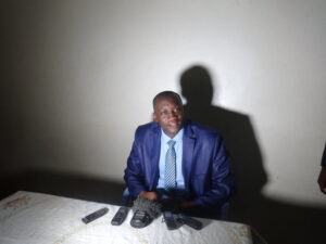 « Nous sommes tous docteurs autour de la table » : Serge Ghislain Djorie tente le choc des diplômes pour esquiver la fessée économique assénée par Paul Crescent Beninga